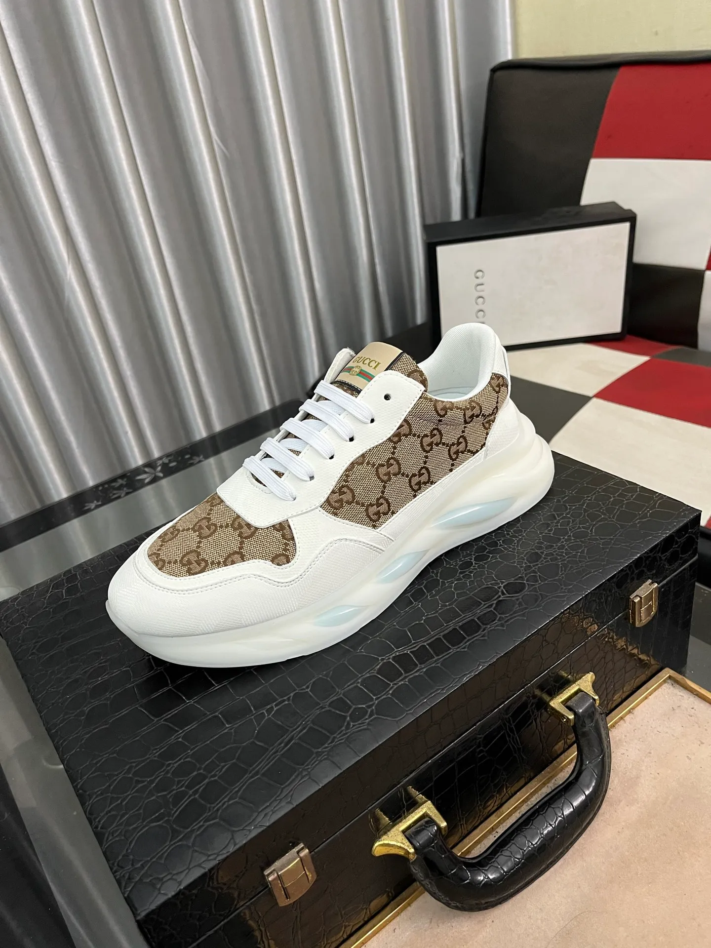 Men's shoes 💰440⌚️⌚️[GUCCI] The latest trendy men's casual shoes, the fabric is made of embossed cowhide imported from Italy, comfortable sheepskin lining + feet, the original outsole is wear-resistant and non-slip, high-level version, size: 38-442️⃣Colors available